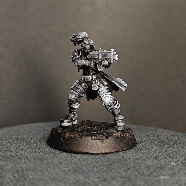 Ballad of the Street Cats gang fighter front view, female figure in patchwork armour aiming a long rifle, 28mm resin miniature
